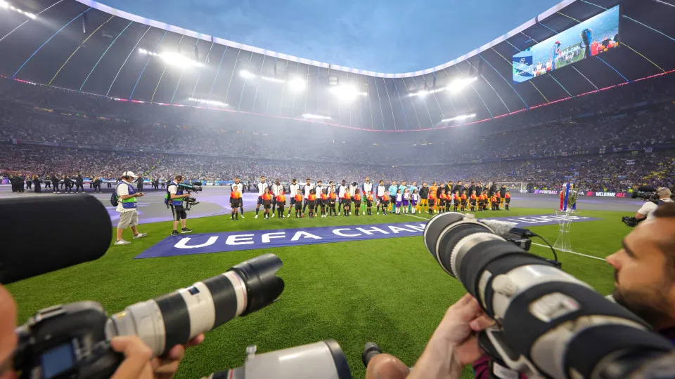 UEFA homenageia vítimas das cheias no Nepal nos jogos europeus